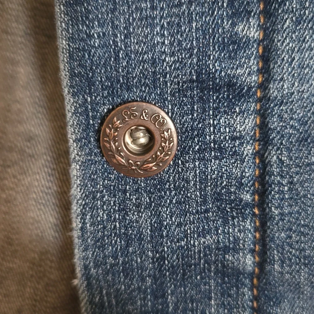 Levi’s Womens Trucker Denim Distressed Jean Jacket - Picture 9 of 11